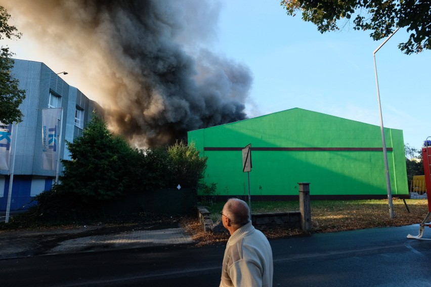 Duży pożar wybuchł w Poznaniu przy ul. Karpia. Pali się...