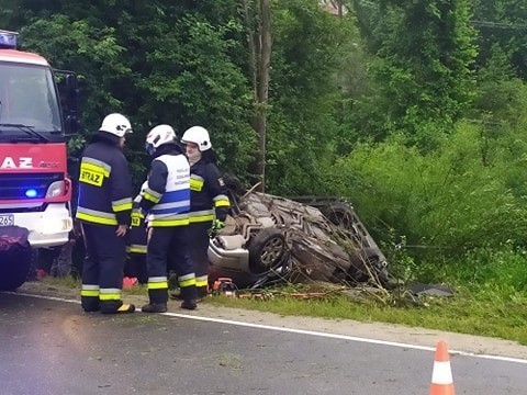 17-latka z rozbitego samochodu wyciągnęli strażacy. Niestety nie udało się go uratować