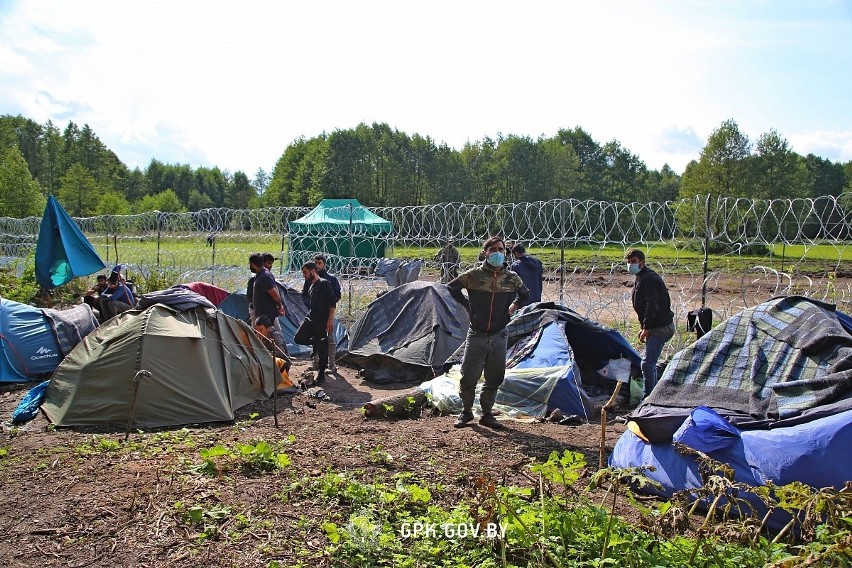 Grupa migrantów wciąż koczuje pod Usnarzem Górnym. Od Polski oddzieleni są płotem z drutu kolczastego