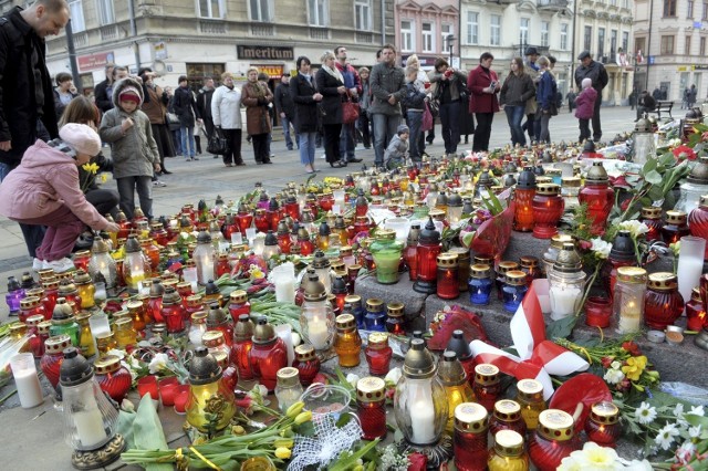 W  sobotę, 10 kwietnia 2010 roku, plac Łokietka w ciągu kilku godzin zapełnił się zniczami. Ludzie powtarzali  "niewiarygodne", "straszne". Niektórzy po prostu zatrzymywali się w zadumie