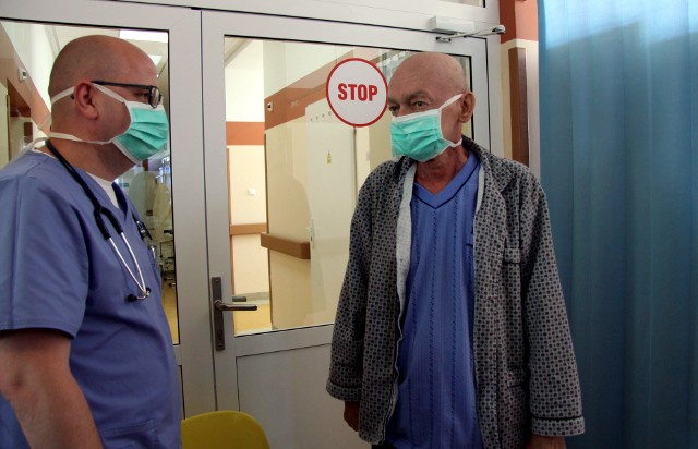Pan Andrzej (z prawej) ma za sobą bardzo ryzykowną i trudną transplantację szpiku od dawcy