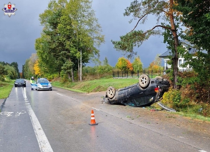 Powiat tomaszowski. Dachowanie BMW, dwie osoby w szpitalu 