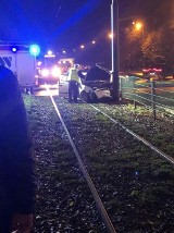 Poważny wypadek w Krakowie na alei Pokoju. Auto na słupie i na torowisku. Problemy w komunikacji