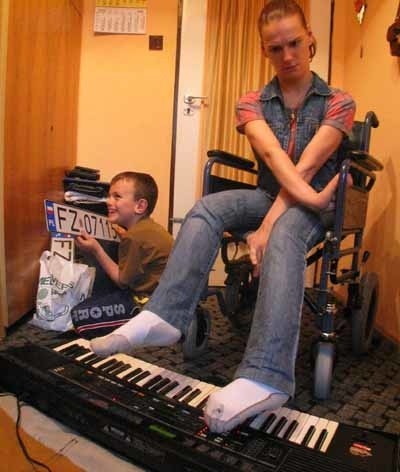 Marlena marzyła o tym, by grać. Rękoma nie mogła, więc gra nogami. Marzy o wydaniu swojej płyty. Na zdjęciu - ze swoim siostrzeńcem Patrykiem Krzeszowskim.