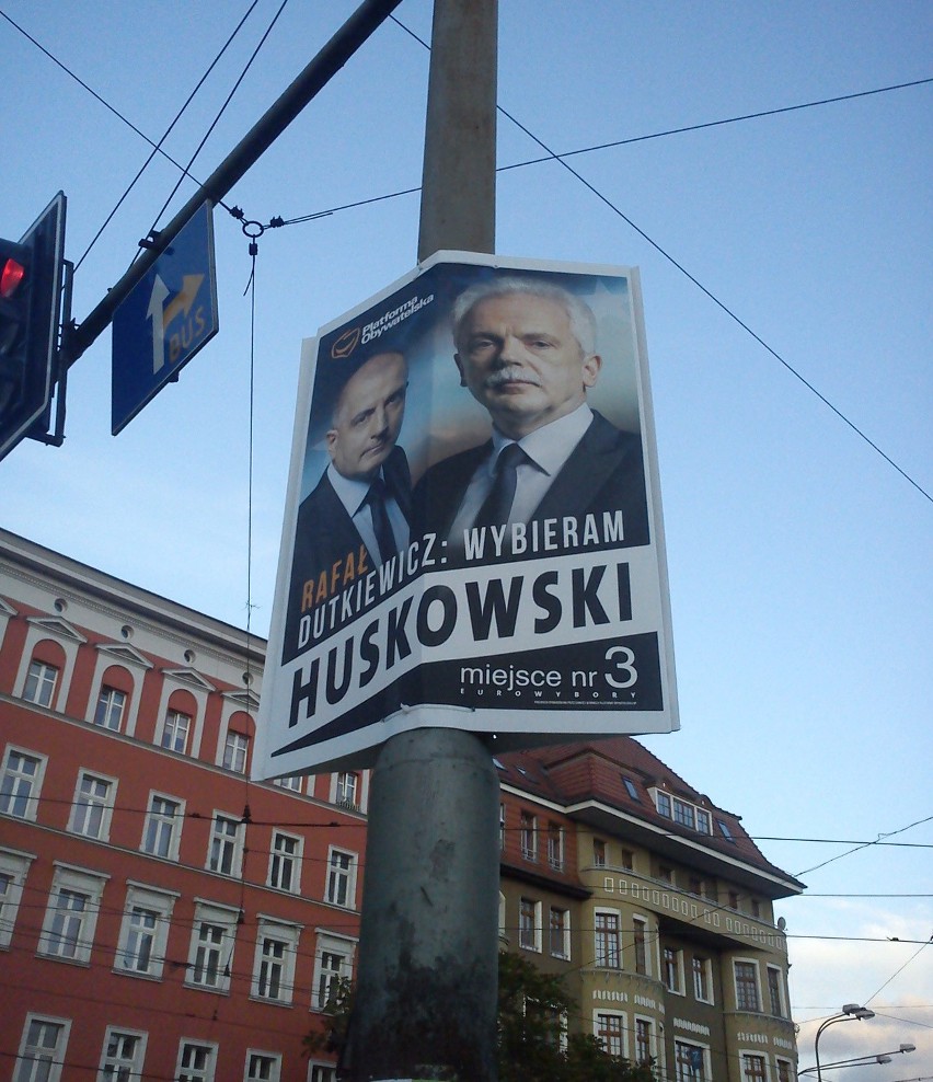 Czy plakaty Stanisława Huskowskiego na słupach są legalne?