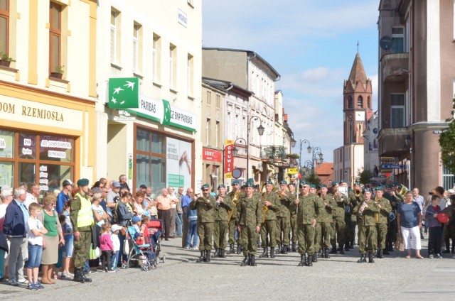 Uroczystość wojskowa na Placu Wolności przyciągnęła wielu mieszkańców Żnina i okolicznych miejscowości