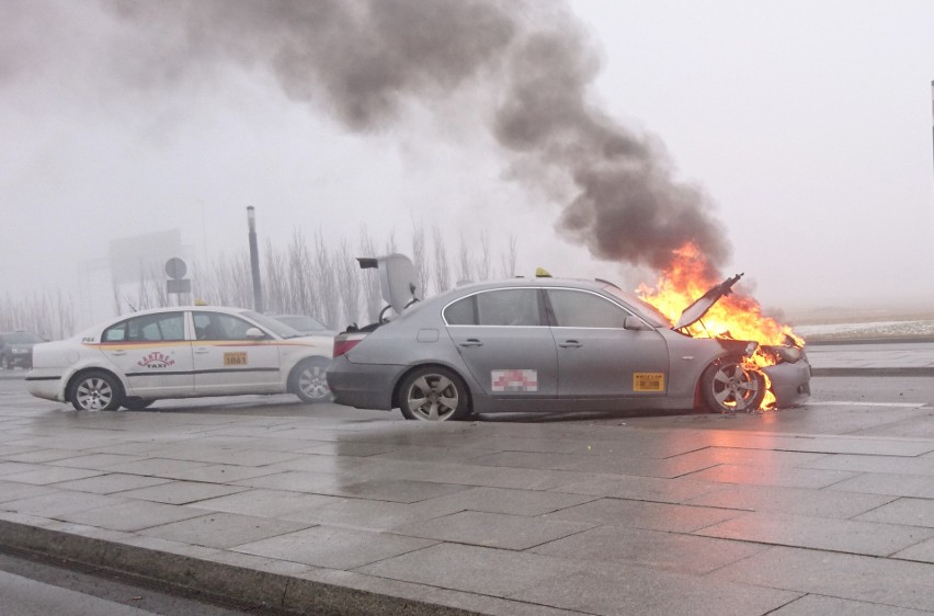 Taksówka BMW spłonęła przy lotnisku