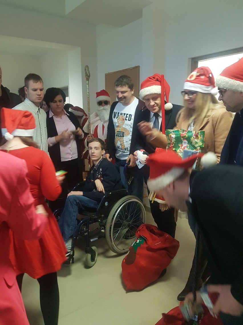Biegacz Świętokrzyski przekazał prezenty od Mikołaja podopiecznym ośrodków szkolno-wychowawczych