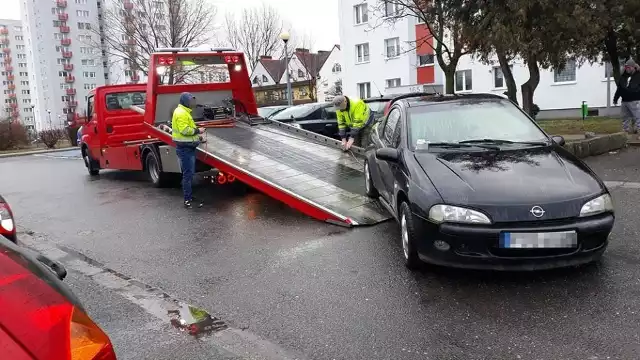 Zielonogórska straż miejska usunęła kolejne wraki pozostawione na parkingach i ulicach w mieście. W tym roku to już 12 samochodów. W 2018 r. strażnicy miejscy tylko w sprawie wraków interweniowali aż 224 razy.Z ul. Ceglanej na płatny parking została odholowana laweta fiat. Otwarty samochód od dłuższego czasu był nieużytkowany, a jego właściciel nie odbierał korespondencji od straży miejskiej. Dodatkowo auto utrudniało wyjazd z posesji oraz stwarzało zagrożenie w ruchu na wąskiej ulicy.Na ul. Budowlanych stało porzucone mitsubishi, które blokowało wykonanie inwestycji. Właściciel nie reagował na wysyłane do niego pisma. Okazało się także, że pojazd nie ma badań technicznych oraz polisy OC. Miał za to znamiona pojazdu od dawna nieużywanego.Podobna sytuacja miała miejsce przy ul. Ptasiej, gdzie pozostawiony nissan uniemożliwiał kontynuację prac związanych z budową parkingu. Z kolei z parkingu przy al. Wojska Polskiego zostały usunięte trzy wraki. Spółdzielnia mieszkaniowa po konsultacji ze strażą miejską ustawiła na parkingu odpowiednie oznakowanie. Po wypełnieniu formalności zgodnie z obowiązującymi przepisami prawa, strażnicy miejscy odholowali mazdę, opla oraz dostawczego fiata. Inne pojazdy zostały usunięte m. in. z ul. Akademickiej oraz Słubickiej.Od początku roku w tym roku straż miejska interweniowała już do 48 nieużytkowanych pojazdów z czego 12 zostało usuniętych na koszt właścicieli przez pomoc drogową. Właściciele 18 pojazdów usunęli je we własnym zakresie natomiast kolejnych 18 spraw jest w toku.W 2018 roku straż miejska w sprawie wraków interweniowała aż 224 razy. Z tego 57 samochodów odholowała straż miejska, a 133 zabrali właściciele. Były też 34 zgłoszenia, które się nie potwierdziły lub brakowało podstaw do podjęcia czynności. Zdarzało się, że mieszkańcy informowali strażników o wrakach a okazywało się, że pod nieobecność właścicieli w kołach schodziło powietrze, z pojazdu zostały ukradzione tablice rejestracyjne lub pojazd stał na prywatnej posesji należącej do właściciela pojazdu.Zobacz również: Wojna z właścicielami porzuconych samochodów. Stargard utylizuje pozostawione wrakiPOLECAMY RÓWNIEŻ PAŃSTWA UWADZE:Tajemnicza sprawa. Gdzie kierowca?