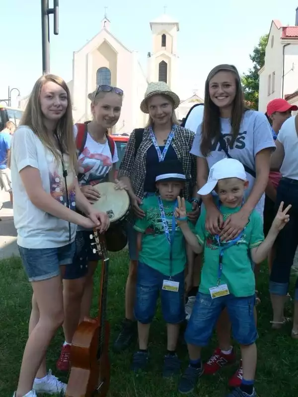 Grupa muzyczna franciszkańskiej parafii w Skarżysku z wokalistką Ewą Kotowską (trzecia od lewej, w drugim rzędzie) i małymi pielgrzymami.