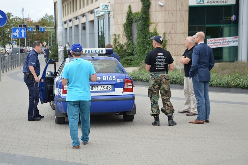 Protest przed bankiem. Bankowcy: boimy się o swoje bezpieczeństwo