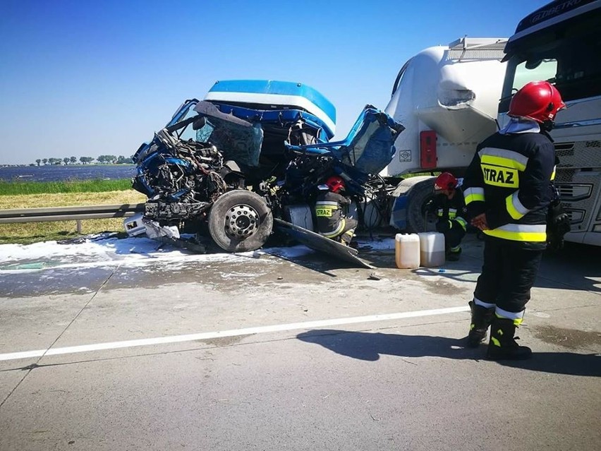 Reanimacja na A4 po wypadku ciężarówek. Droga zablokowana [ZDJĘCIA]