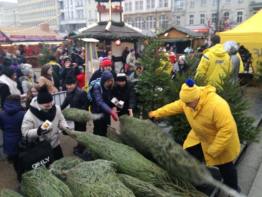 Rozdawanie darmowych choinek od RMF FM. Plac Wolności w...