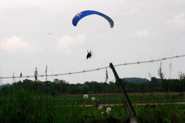 Do awaryjnego lądowania motolotni doszło w miejscowości Giecz. Ranna została jedna osoba.