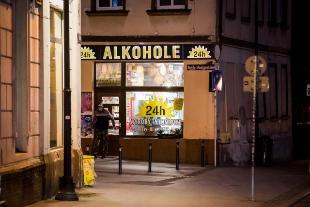 Rynek „małpek” wcale się nie kurczy. Alkohol w wersji mini, ale problem wielki