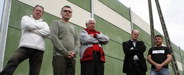 - Zbankrutujemy przez te ekrany &#8211; mówią zdesperowani przedsiębiorcy. Nz. od lewej: Stanisław Urban, Witold Ślęczka, Stanisław Bieniasz, Sławomir Glonka i Wojciech Otto.