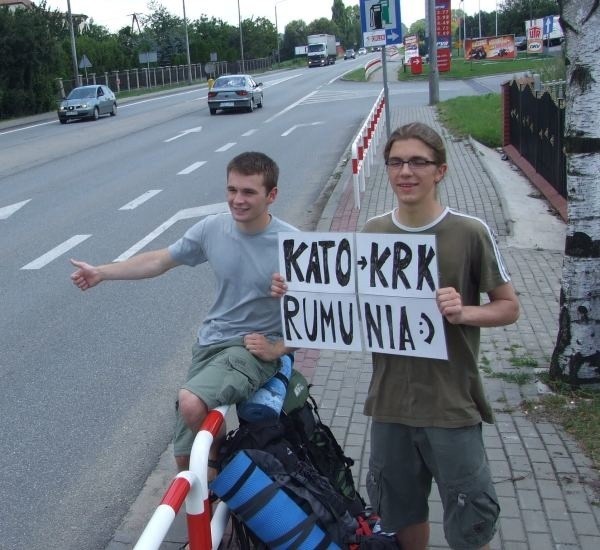 Krzysiek i Tomek w podróż autostopem wyruszyli z ul. Krakowskiej w Strzelcach Opolskich.