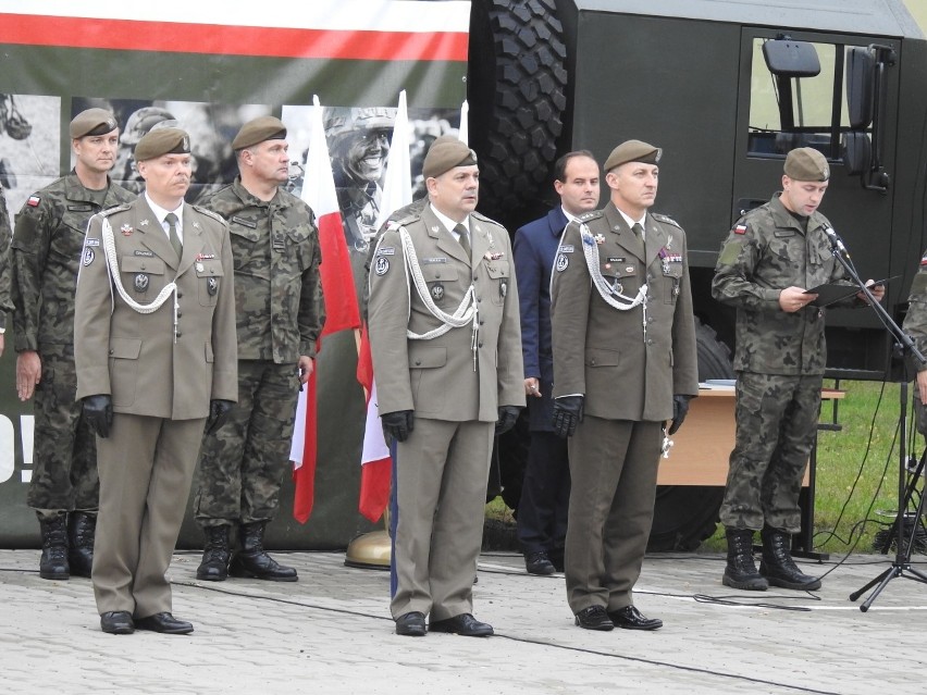 Na pierwszym planie od lewej: pułkownik Przemysław Owczarek,...