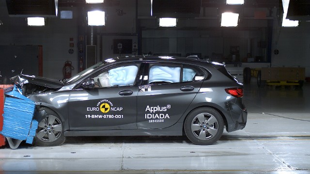 BMW serii 1 w teście zderzenia czołowego z przeszkodą. Fot. Euro NCAP