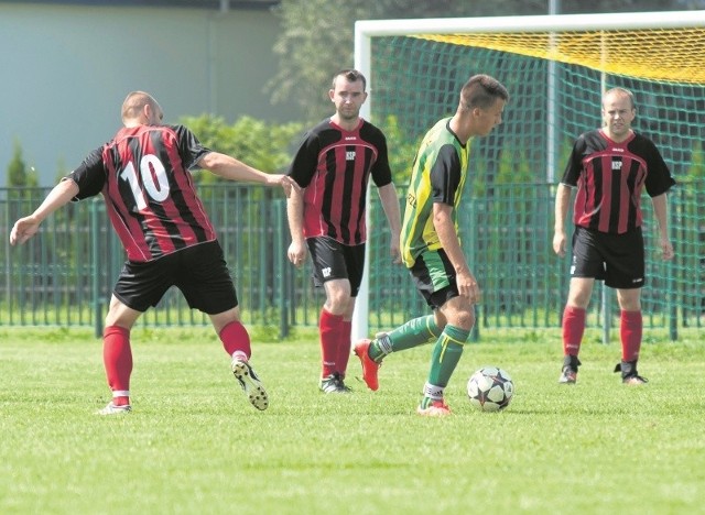   Piłkrze Klubu Sportowego Podwolina (w czerwono-czarnych  strojach) nowy sezon rozpoczęli od remiu z Czarnymi Lipa. 