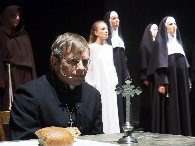 Teatr Dramatyczny w Białymstoku. Spektakl "Sopoćko" reżyseruje Jan Nowara. Próba medialna