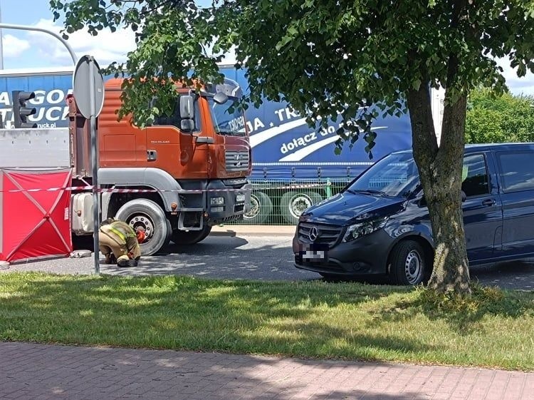 Ostrołęka. Wypadek na skrzyżowaniu Witosa i Traugutta. Śmiertelne potrącenie rowerzystki 22.06.2022. Zdjęcia