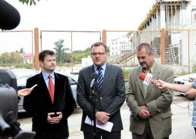 Politycy Platformy Obywatelskiej pochwalili się obiektami sportowymi budowanymi w Radomiu. Na zdjęciu od lewej" Jerzy Zawodnik, Radosław Witkowski i Wiesław Wędzonka, w tle stadion lekkoatletyczny.