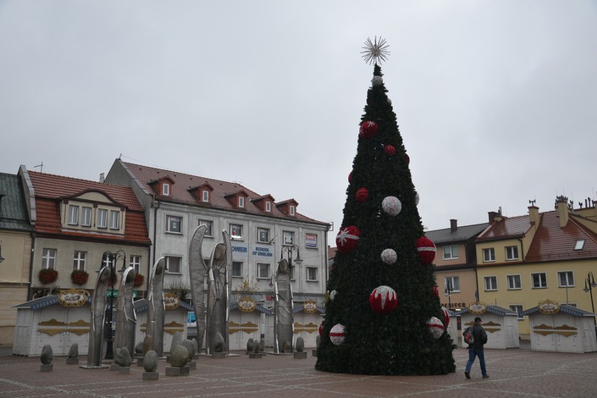 W Żorach już święta! Na rynku stanęła choinka, są też inne...