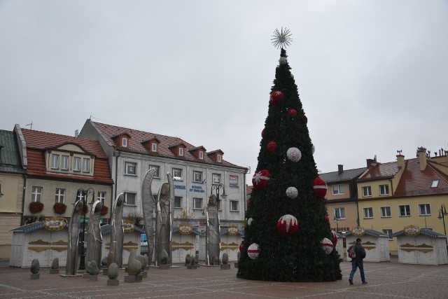 W Żorach już święta! Na rynku stanęła choinka, są też inne ozdoby