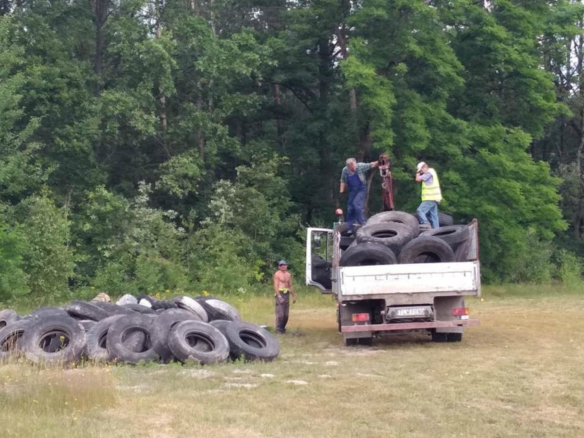 Zużyte opony nie szpecą już Rząbca w gminie Włoszczowa. Mieszkańcy uprzątnęli teren przy boisku (ZDJĘCIA)