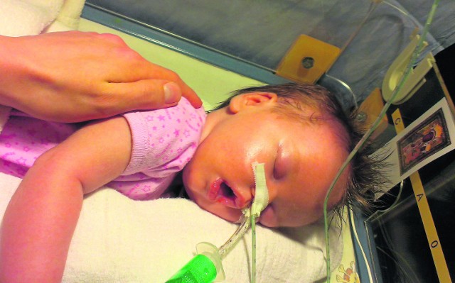 Lila, c&oacute;rka Moniki i Arkadiusza, przyszła na świat 22 grudnia 2013 roku. Dziś dziewczynka przebywa w inkubatorze, nie reaguje na dotyk, oddycha za nią respirator. Jej m&oacute;zg został bezpowrotnie uszkodzony