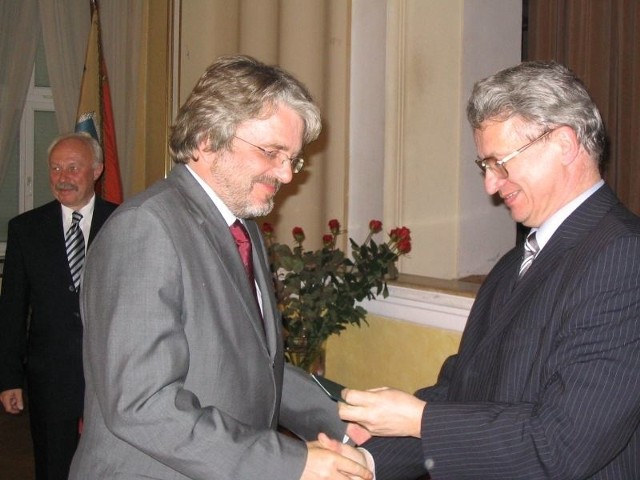 Zenon Maślona, prezes firmy Brenntag Polska (na zdj. z lewej), odebrał odznakę "Za Zasługi dla ZAK&#8221; z rąk Jerzego Majchrzaka, prezesa "Azotów&#8221;.