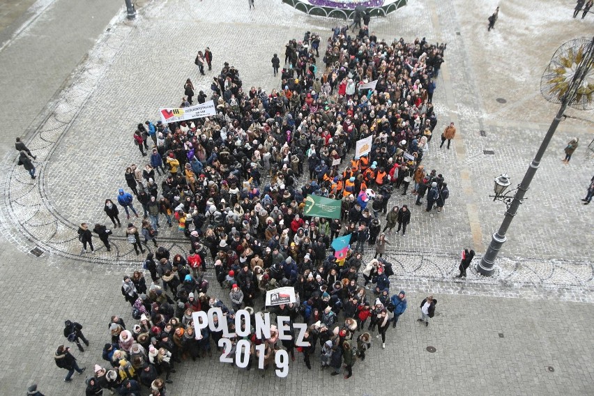 Polonez dla Fredry. Maturzyści zatańczyli na Rynku [MNÓSTWO ZDJĘĆ]