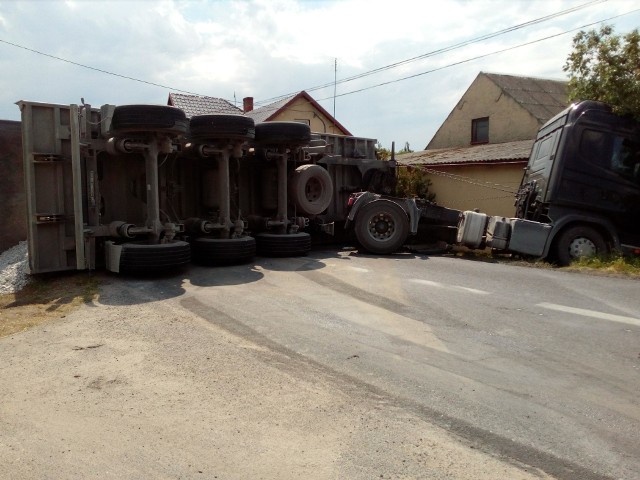 Wypadek na drodze nr 254 na trasie Barcin-Mogilno. We wsi Szczepankowo przewróciła się ciężarówka przewożąca kamień. Auto leży w poprzek drogi, blokując zupełnie przejazd.Kierowcy nic się nie stało. Utrudnienia mogą potrwać kilka godzin.Policja sugeruje omijanie trasy przez Pakość.Pogoda na dzień + 2 kolejne dni (30.05 + 31.05-1.06.2018) | POLSKAźródło: TVN Meteo/x-news