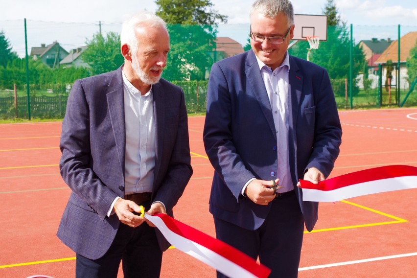 Tarnobrzeska "jedenastka" doczekała się boiska. Prezydent i radna w bramce [ZDJĘCIA]