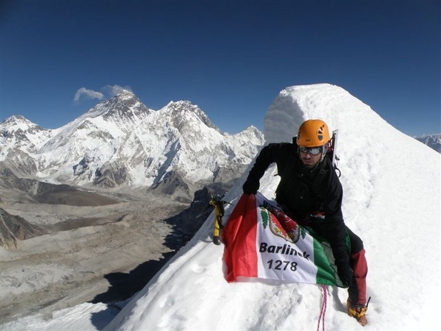 Himalaista na szczycie, weszli na sześciotysięcznik Cholatse.