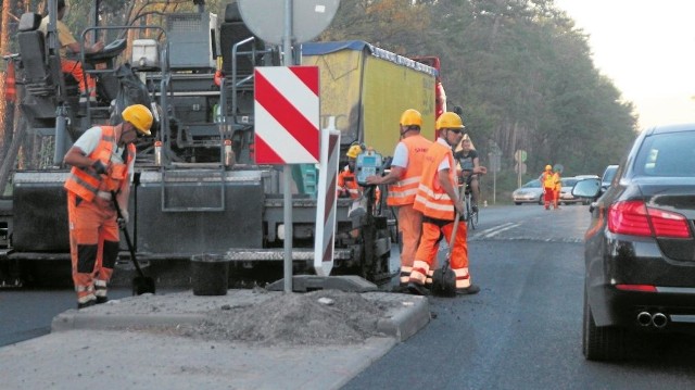 Roboty drogowe na al. Jana Pawła II, pomimo ułożenia dwóch warstw bitumicznych będą jeszcze trwały. Teraz regulowana jest wysokość zainstalowanych tam studzienek i hydrantów.