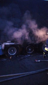 Pożar ciężarówki - chłodni w centrum Koczały. Na miejscu cztery zastępy straży pożarnej