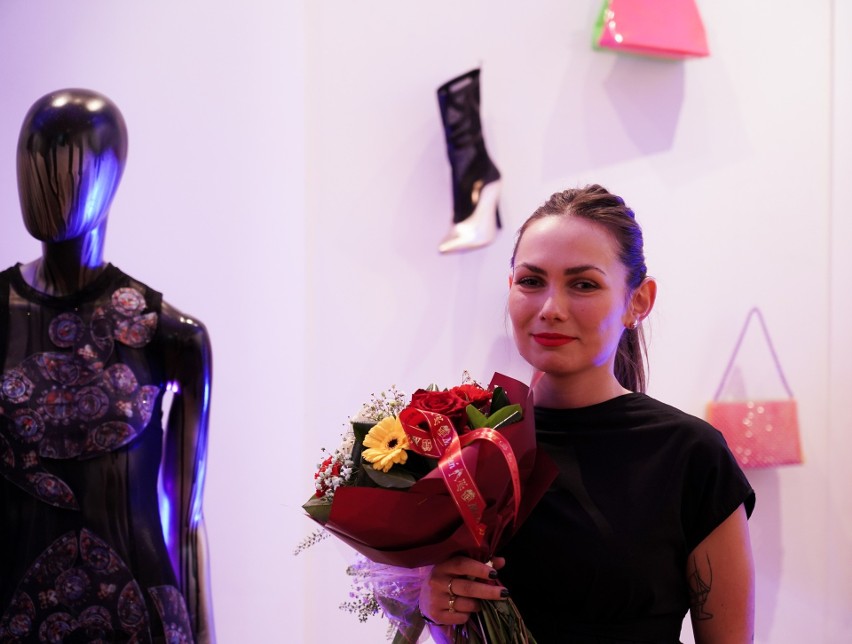Ciekawa wystawa Barbary Rabarbar i Przemysława Zielińskiego „Pozy. Emocje, które tworzą modę” w Resursie Obywatelskiej w Radomiu 