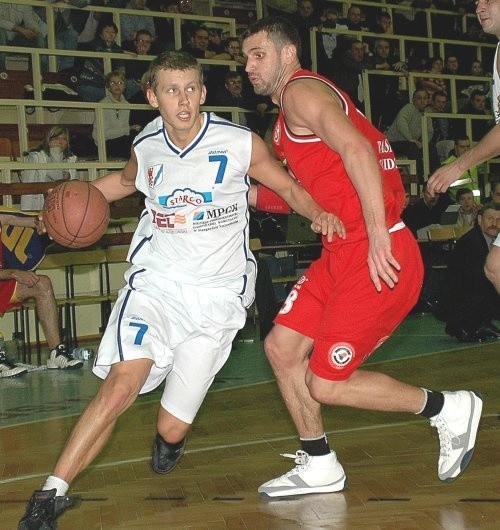 Marek Łukomski (z piłką) dobrze ostatnio radzi sobie na rozegraniu. Słabo jednak rzuca osobiste. Oddał do tej pory z linii wolnych 25 rzutów, trafił tylko 11. To ledwie 44 proc. skuteczności.