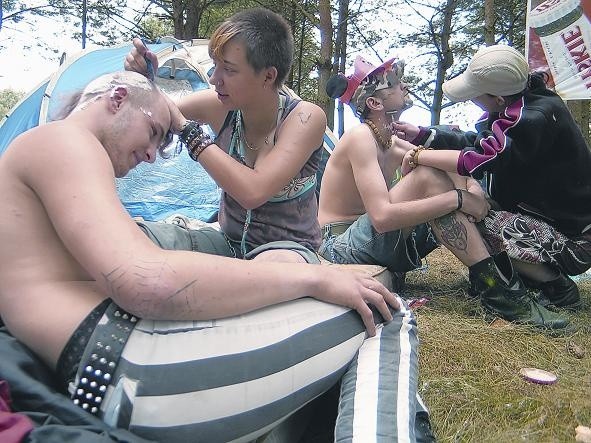 W czwartek obozowisko w lesie na woodstockowym polu zamieniło się w salon fryzjerski. Marta goliła Darka, a Magda - Frodo.