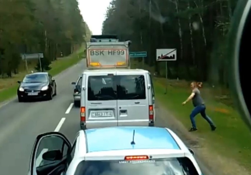 Obcokrajowiec wyrzucił śmieci przez okno samochodu. Polski kierowca dał mu nauczkę [FILM]
