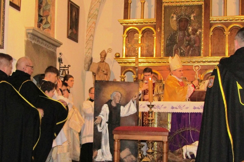 Piękne uroczystości w 800. rocznicę śmierci błogosławionego Wincentego Kadłubka w kościele we Włostowie. Uroczysta msza oraz występ