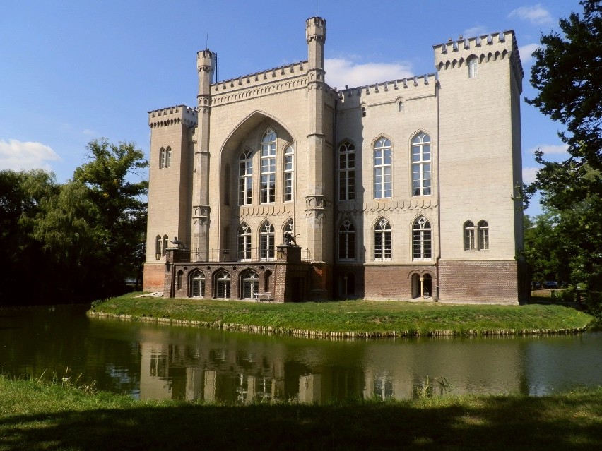 Zamek w Kórniku leży niedaleko Poznania, niegdyś był...