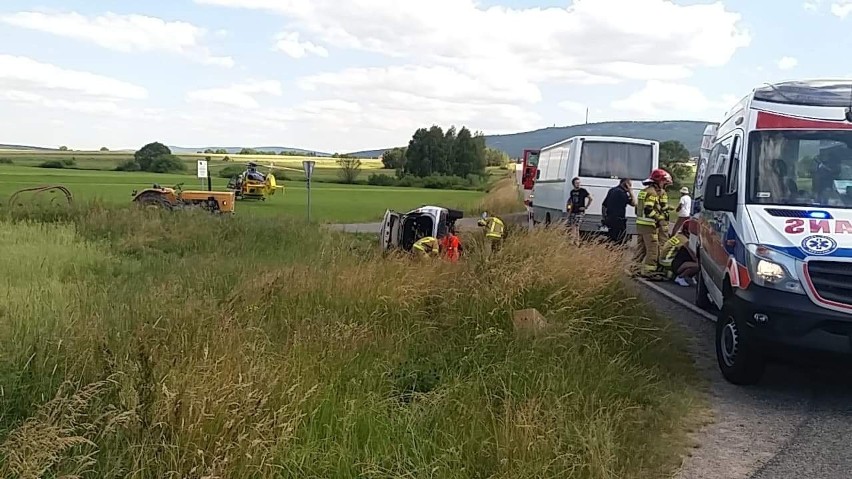 W Jeziorku z drogi wypadł nissan. Kobieta i dziecko w szpitalu. W akcji śmigłowiec. Zobaczcie zdjęcia