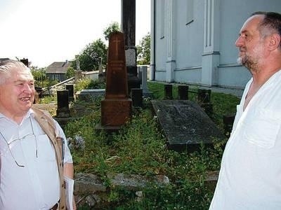 Grobowiec rodziny Kraykowskich przed renowacją. Michał Biernacki i Jan Funek (z prawej). Fot. Zbigniew Wojtiuk