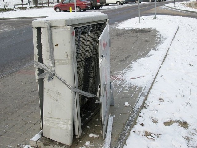 Zniszczona skrzynka telekomunikacyjna przy ulicy Marii Konopnickiej  w Miastku. 