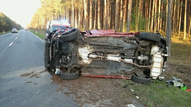 Do zdarzenia doszło w poniedziałek, 22 kwietnia, koło Gubina. Kierujący mazdą wpadł w poślizg i koziołkował. Nic mu się nie stało.Wszystko wydarzyło się wieczorem. Kierujący mazdą jechał drogą z Krosna Odrzańskiego do Gubina. Na prostym odcinku drogi zjechał na pobocze i tam stracił panowaniem nad samochodem.Mazda koziołkowała na drodze zatrzymując się na boku. Na miejsce przyjechały służby ratunkowe oraz krośnieńska drogówka. Kierowca może mówi o wielkim szczęściu. Z groźnie wyglądającego zdarzenia wyszedł bez szwanku. To tylko kolizja.- Trwa policyjna akcja „Wielkanoc”. Na drogach jest znacznie więcej policji. Zwolnijmy i odjedźmy bezpiecznie celu naszej podróży – mówi asp. szt. Dariusz Kocur, naczelnik krośnieńskiej drogówki.Zobacz wideo: Jak udzielać pierwszej pomocy ofiarom wypadków