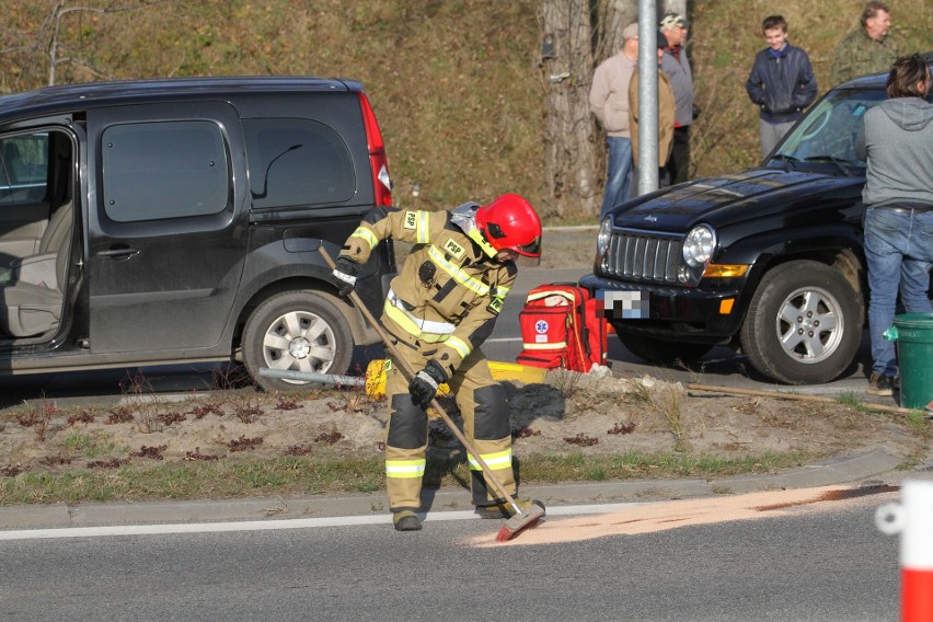 Tarnobrzeg. Zderzenie czterech samochodów na Wisłostradzie, jedna osoba została ranna [ZDJĘCIA]