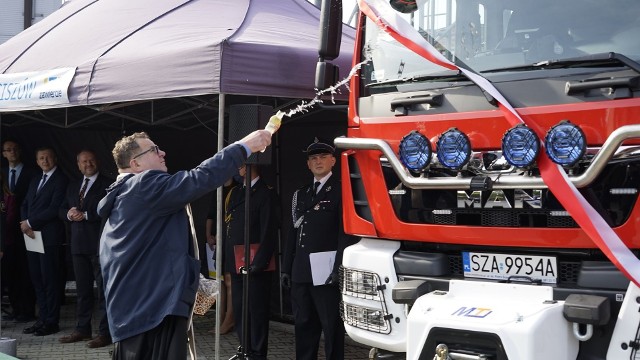 Oficjalne przekazanie nowego wozu strażackiego dla OSP Marciszów